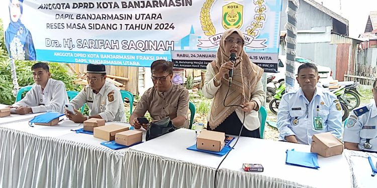 Anggota DPRD Banjarmasin Sarifah Saqinah saat reses di AKT. (foto : sna/seputaran)