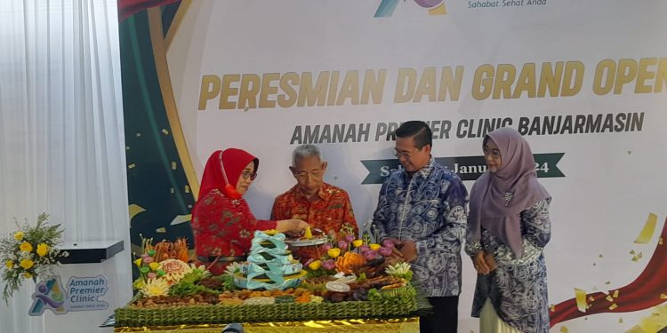 Walikota Banjarmasin H Ibnu Sina didampingi istri saat potong tumpeng pada peresmian dan grand opening APC. (foto : shn/seputaran)