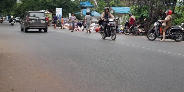 Warga yang masih membuang sampah di luar jam ditentukan di TPS Distrik Navigasi, Jalan Belitung Darat, Banjarmasin. (foto : shn/seputaran)