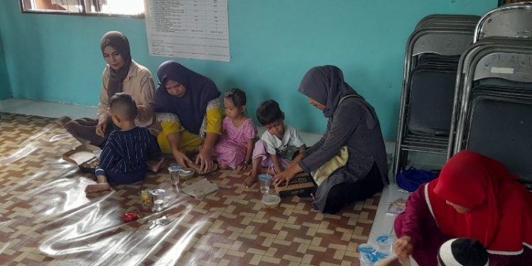 Tim penurunan stunting saat mendatangi kediaman keluarga yang tiga anaknya menderita stunting. (foto : shn/seputaran)