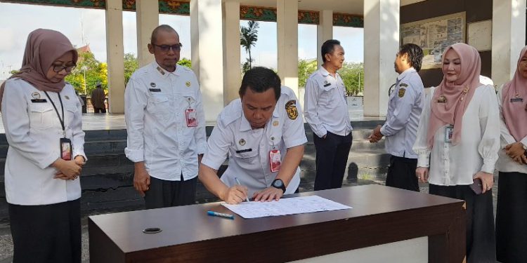 Sekda Kota Banjarmasin Ikhsan Budiman saat tandatangani pengalihan pengelolaan aset Banjarmasin Plaza Smart City. (foto : shn/seputaran)