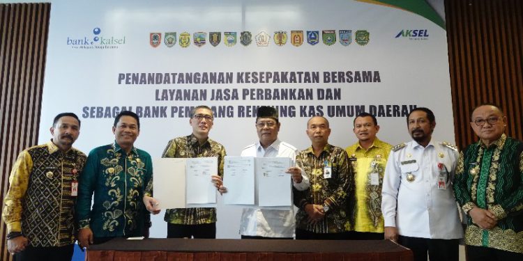 Foto bersama usai penandatanganan kesepakatan bersama layanan jasa perbankan dan sebagai bank pemegang rekening kas umum daerah. (foto : istimewa)