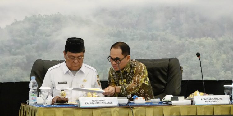 Gubernur Kalsel H Sahbirin Noor saat memimpin RUPS Bank Kalsel. (foto : istimewa)