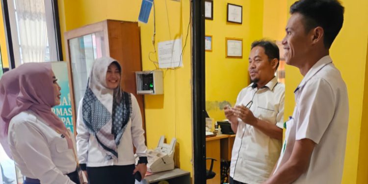 Kepala Dispersip Kalsel Hj Nurliani Dardie atau disapa Bunda Nunung saat monitoring ke Dinas Perpustakaan HSU. (foto : istimewa)