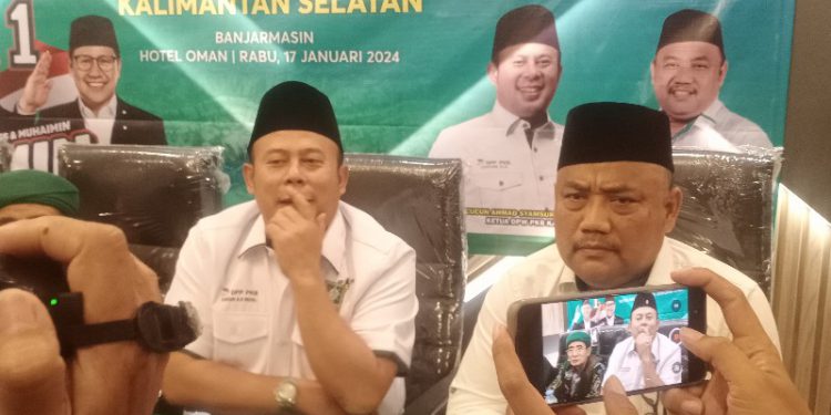 Ketua DPW PKB Kalsel H Cucun Ahmad Syamsurijal didampingi Sekretaris DPW PKB Kalsel Hormansyah saat diwawancarai wartawan. (foto : smr)