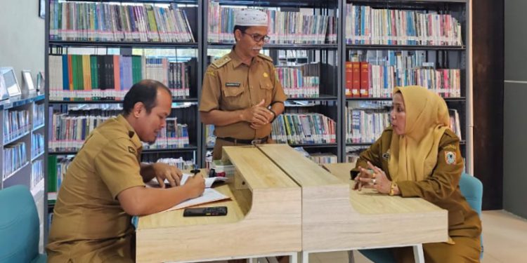 Kepala Dispersip Kalsel Hj Nurliani Dardie disapa Bunda Nunung saat Monev aplikasi Srikandi di kearsipan Tanbu. (foto : istimewa)