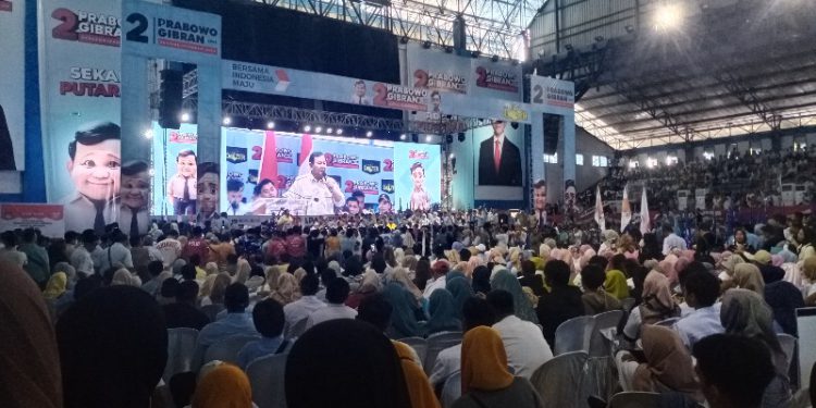 Calon Presiden RI Prabowo Subianto saat menyampaikan orasi politik saat kampanye di GOR Rudy Resnawan. (foto : smr)