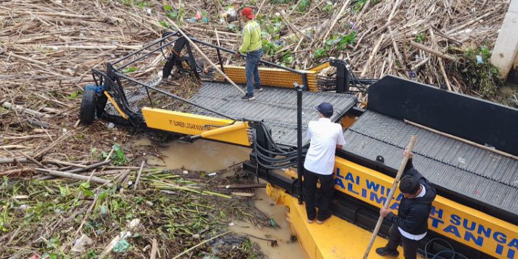 Pasukan turbo menggunakan kapal membersihkan pampangan di sungai Martapura. (foto : shn/seputaran)