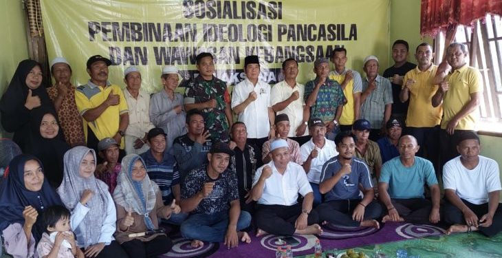 Anggota DPRD Kalsel Karlie Hanafi saat foto bersama dengan warga Desa Sinar Baru usai sosialisasi Pancasila. (foto : istimewa)