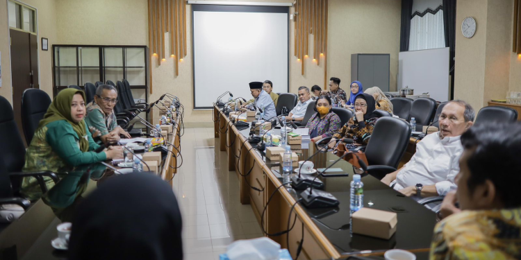 DPRD Kalsel saat menerima kunjungan DPRD Jatim terkait studi komparasi kesiapan Pemilu. (foto : istimewa)