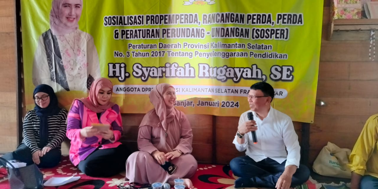 Anggota DPRD Kalsel Hj Syarifah Rugayah saat sosialiasi Perda. (foto : istimewa)