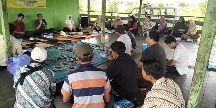 Anggota DPRD Kalsel saat gelar Sosper di Desa Abumbun Jaya. (foto : istimewa)