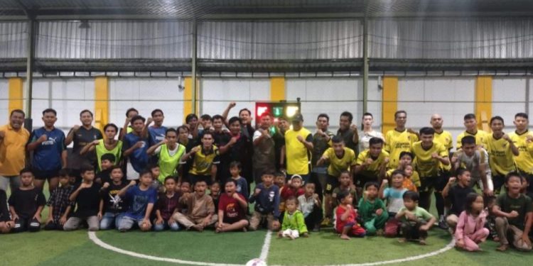 Gubernur Kalsel H Sahbirin foto bersama dengan warga Jejangkit di sela main futsal. (foto : adpim Kalsel)