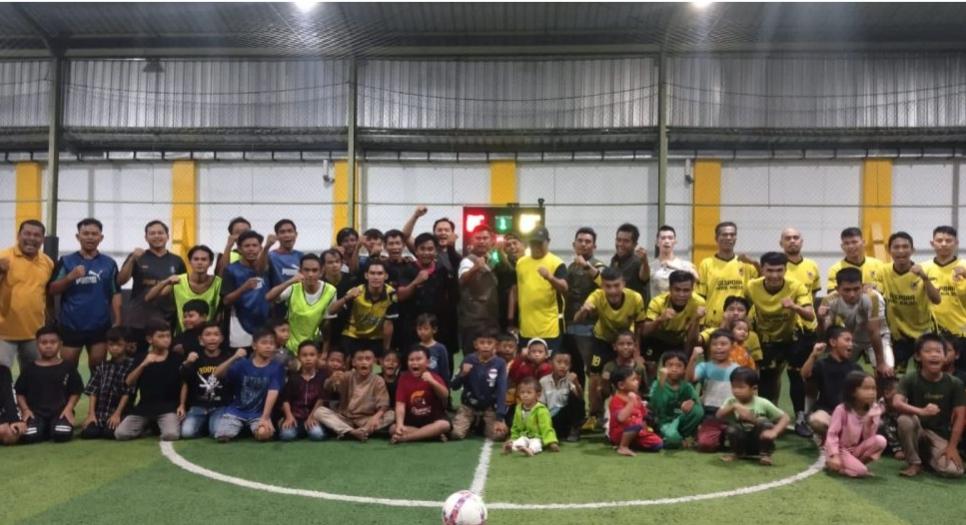 Warga Jejangkit Silaturahmi dan Main Futsal Bersama Paman Birin