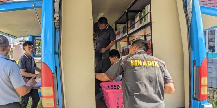 Dispersip Kalsel saat meminjamkan buku ke Lapas. (foto : istimewa)