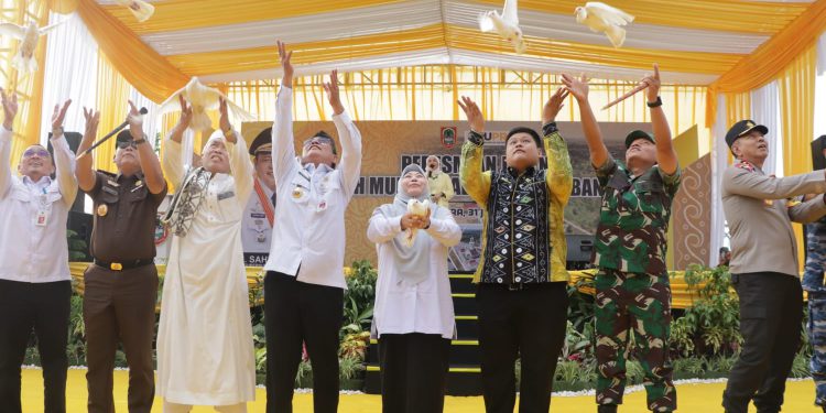 Peresmian jalan syekh Muhammad Arsyad Al Banjari yang ditandai dengan pelepasan burung merpati oleh Gubernur Kalsel Sahbirin Noor atau Paman Birin. (foto : adpim Kalsel)