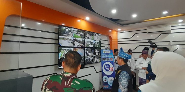 Walikota Banjarmasin H Ibnu Sina saat melihat operator layanan darurat call center 112 usai dilaunching. (foto : shn/seputaran)