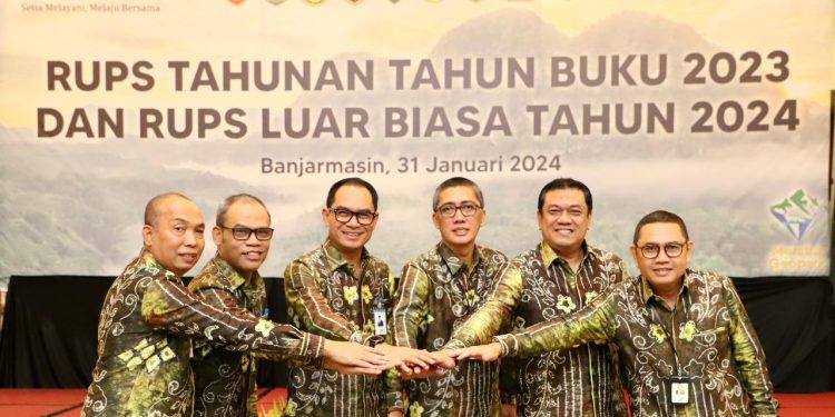 Jajaran Direksi Bank Kalsel foto bersama di sela kegiatan RUPS dan RUPS LB. (FOTO:ISTIMEWA)