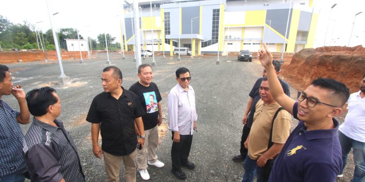 Rombongan PWI Pusat saat meninjau venue pembukaan Porwanas 2024 di Kalsel. (foto : istimewa)