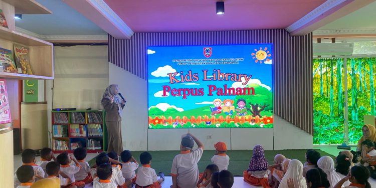 Para murid TK Insan Kamil saat berkunjung ke Kids Library Perpus Palnam Banjarmasin. (foto : istimewa)