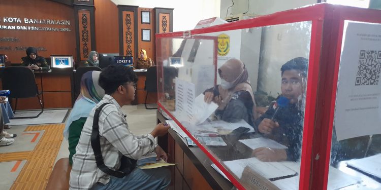 Warga saat mendapat pelayanan publik Pemko Banjarmasin. (foto : shn/seputaran)