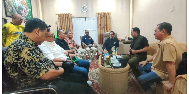 Rombongan PWI Pusat saat audensi dengan Gubernur Kalsel H Sahbirin Noor. (foto : istimewa)