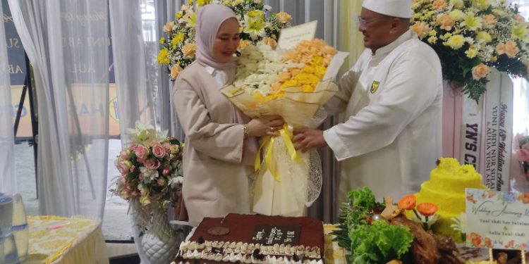 H Yuni Abdi Nur Sulaiman atau disapa  H Iyun saat syukuran milad ke-18 pernikahannya dengan istri tercinta, Aulia Yuni Abdi. (foto : istimewa)