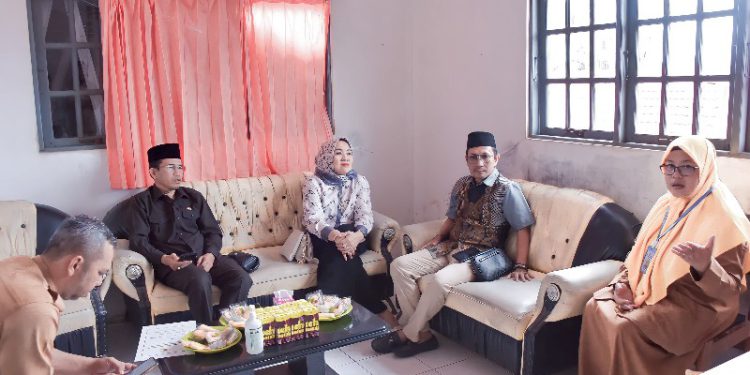 Komisi IV DPRD Kalsel melakukan melakukan kunjungan kerja ke salah satu Puskesmas di Kecamatan Rantau Badauh, Batola. (foto : istimewa)