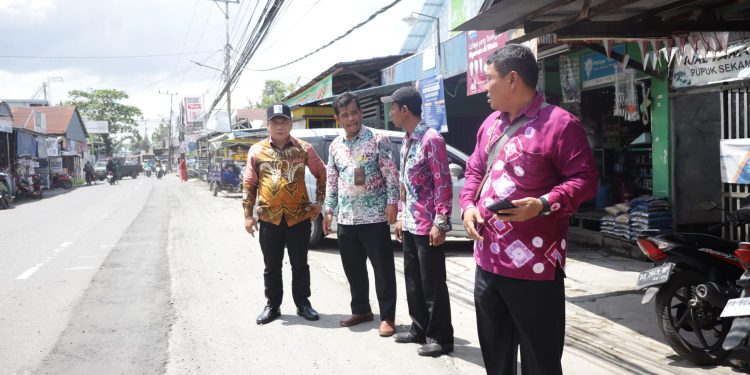 Pihak PAM Bandarmasih saat peninjauan pemasangan pipa distribusi yang sudah rampung. (foto : istimewa)