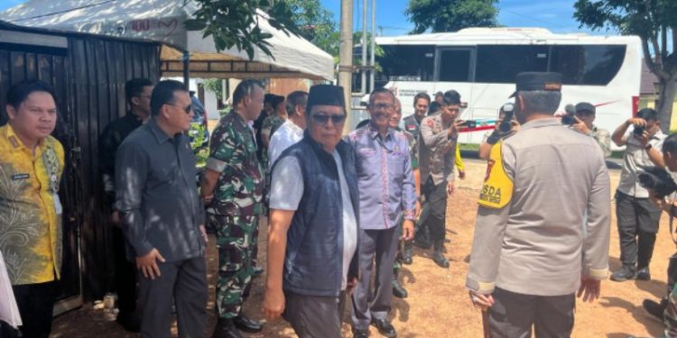 Kakanwil Kemenkumham Kalsel Faisol Ali bersama Gubernur Kalsel H Sahbirin Noor atau Paman Birin saat meninjau pelaksanaan Pemilu di TPS. (foto : istimewa)