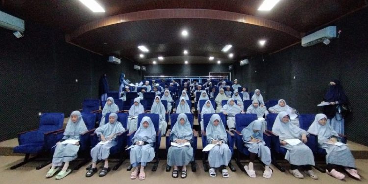 Murid Sekolah Tahfizh At Tibyan Banjarmasin Nobar di Perpustakaan Palnam. (foto : istimewa)