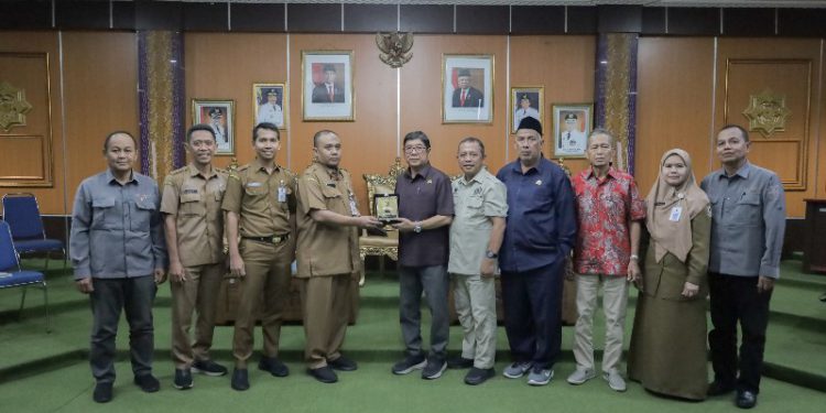 Setda Tabalong serahkan plakat kepada Komisi II DPRD Kalsel melakukan kunjungan kerja ke Setda Tabalong. (foto : istimewa)