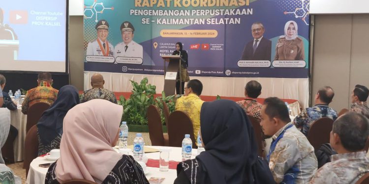 Kepala Dispersip Kalsel Hj Nurliani Dardie atau Bunda Nunung beri sambutan saat Rapat koordinasi pengembangan perpustakaan se Kalsel  2024. (foto : istimewa)