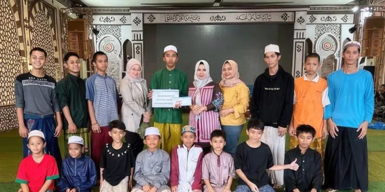 Penyerahan bantuan kepada perwakilan panti asuhan. (foto : istimewa)