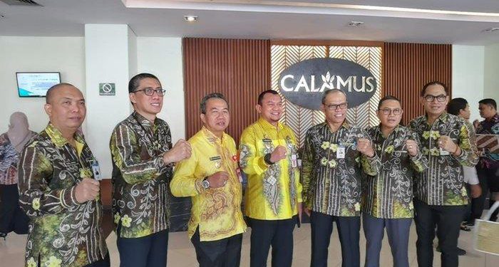 Pj Bupati Tapin Muhammad Syarifuddin saat berfoto bersama di sela RUPS Bank Kalsel.(Foto:Istimewa)