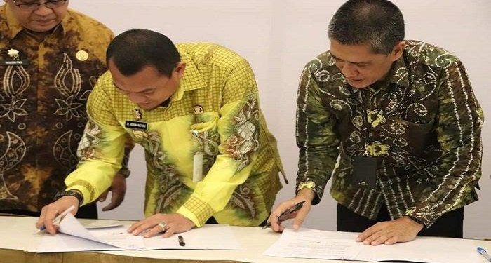 Pj Bupati HSS H Hermansyah bersama Direktur PT Bank Pembangunan Daerah (BPD) Kalsel atau Bank Kalsel Fachrudin menandatangani kesepakatan bersama. (foto : istimewa)