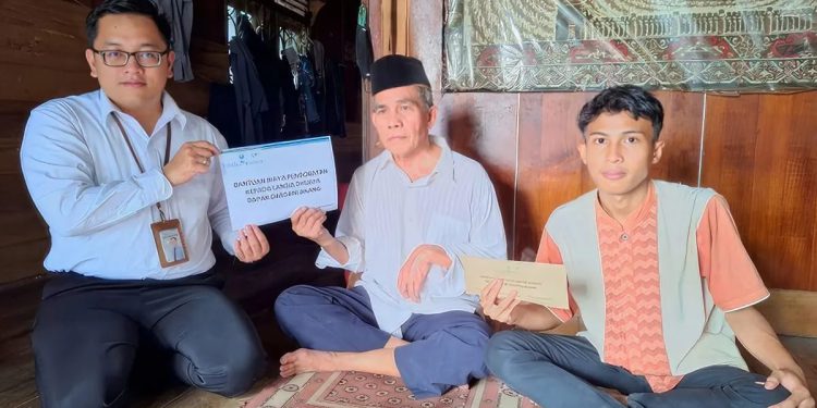 Bantuan secara simbolis diserahkan oleh Staf UPZ Bank Kalsel kepada Darsani Anang di kediamannya di Banjarmasin.(Foto:Istimewa)