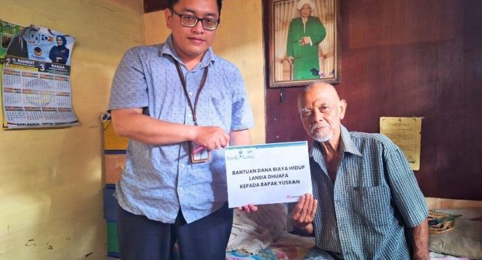 UPZ Bank Kalsel memberikan bantuan biaya hidup kepada Yusran, warga Jalan Soetoyo S.(Foto:Istimewa)