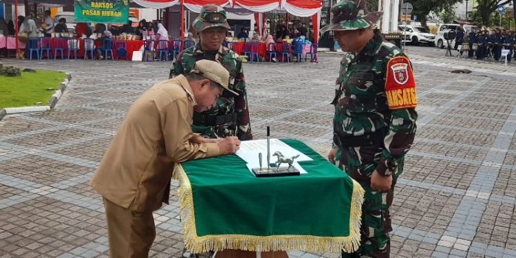 Wakil Walikota Banjarmasin H Arifin Noor saat tandatangani pelaksanaan kegiatan TMMD ke-19 2024 di Banjarmasin. (foto : shn/seputaran)