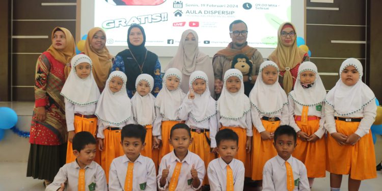 Anak PAUD foto bersama dengan pihak Perpustakaan Palnam usai kegiatan hari dongeng nasional. (foto : istimewa)