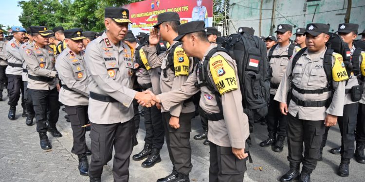 Kapolda Kalsel Irjen Pol Winarto bersalaman dengan para personel BKO pengamanan TPS. (foto : istimewa)