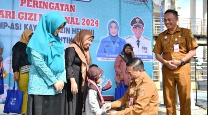 Walikota Banjarmasin H Ibnu Sina saat menyapa anak yang terbebas dari stunting. (foto : shn/seputaran)