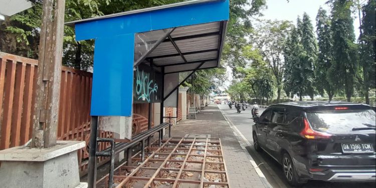 Bagian lantai halte bus Jalan Jenderal Sudirman yang hilang. (foto : shn/seputaran)