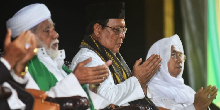 Gubernur Kalsel H Sahbirin Noor atau Paman Birin saat kegiatan keagamaan rutin sekaligus syukuran Pemilu yang berjalan aman, lancar dan damai di Bumi Shalawat Alam Roh. (foto : istimewa)