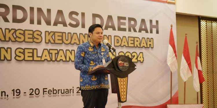 Sekda Provinsi Kalsel Roy Rizali Anwar saat memberikan sambutan pada Rakorda. (foto : istimewa)