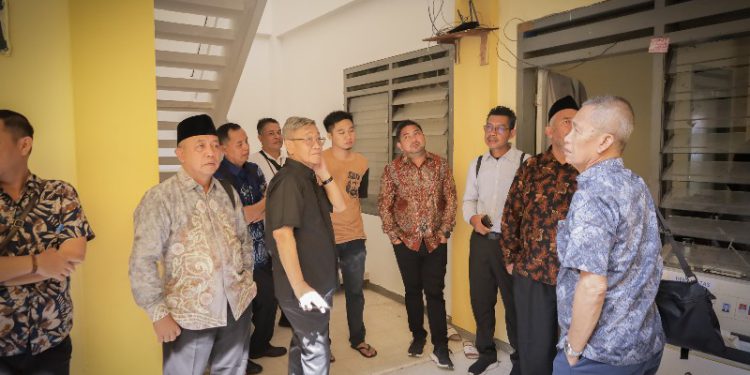 Komisi II DPRD Kalsel saat monitoring untuk melihat langsung kondisi asrama mahasiswa Kalsel Hasanuddin HM yang ada di Surabaya. (foto : istimewa)