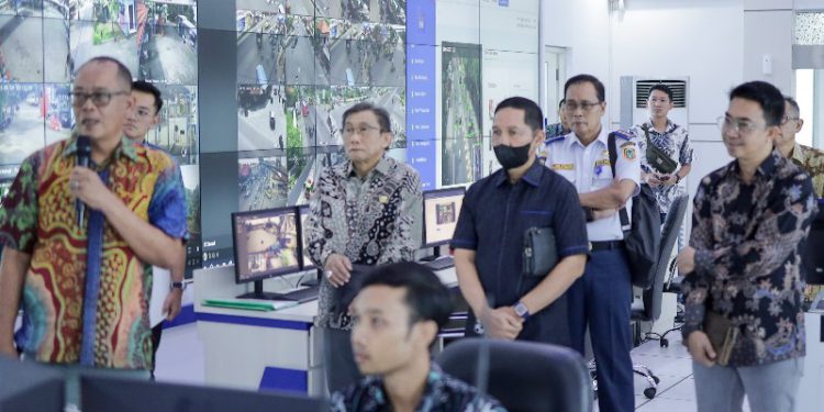 Komisi III DPRD Kalsel melakukan kunjungan kerja ke Dishub Jatim. (foto : istimewa)