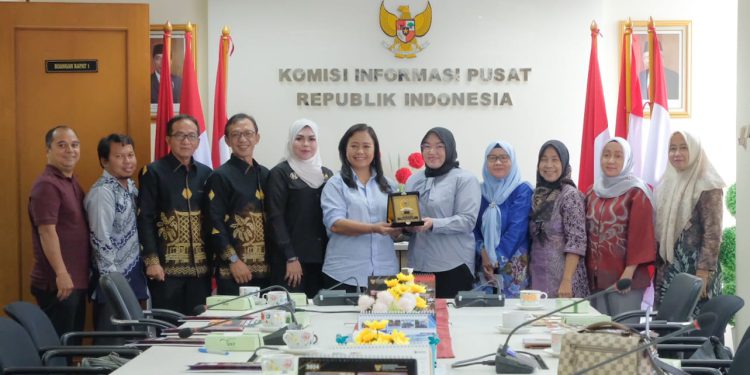 Komisi I DPRD Kalsel   bersama mitra kerjanya, yakni Komisi Informasi (KI) Kalsel melakukan kunjungan kerja ke Komisi Informasi Pusat Republik Indonesia. (foto : istimewa)