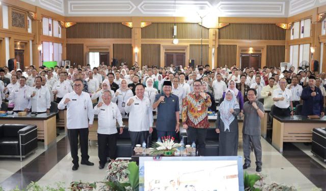 Foto bersama di sela penyusunan dokumen RKPD Kalsel di Aula Bappeda Kalsel. (foto : istimewa)