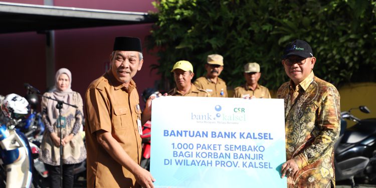 Penyerahan bantuan Bank Kalsel secara simbolis kepada Dinsos Kalsel untuk disalurkan kepada korban banjir.(FOTO:IST)